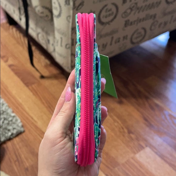 Lilly Pulitzer carded ID smart phone wristlet - Picture 4 of 8